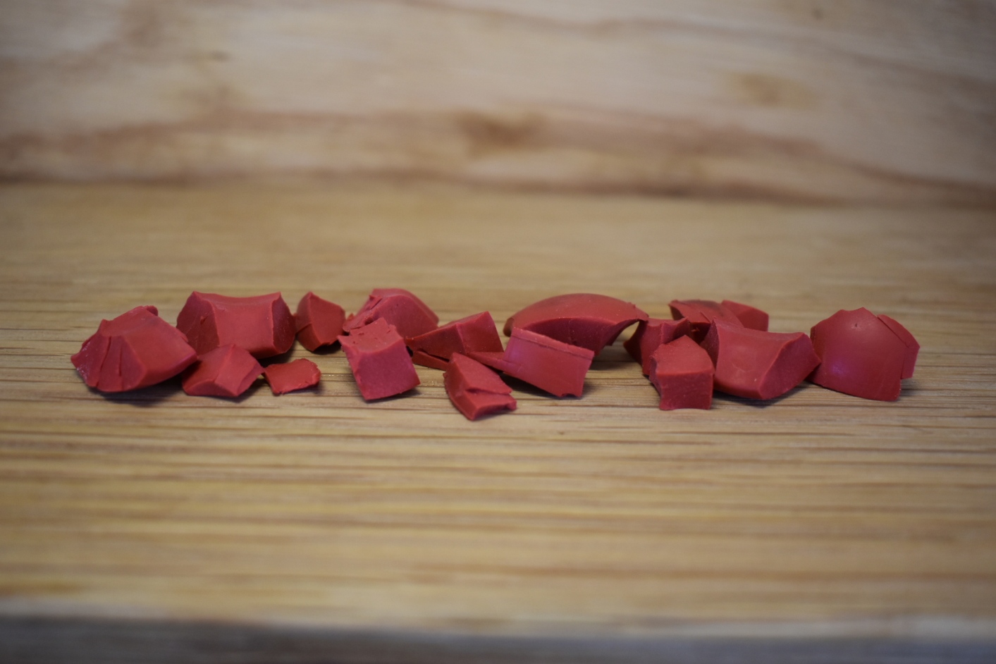 Små bitar av röd kong som används vid specialsök.