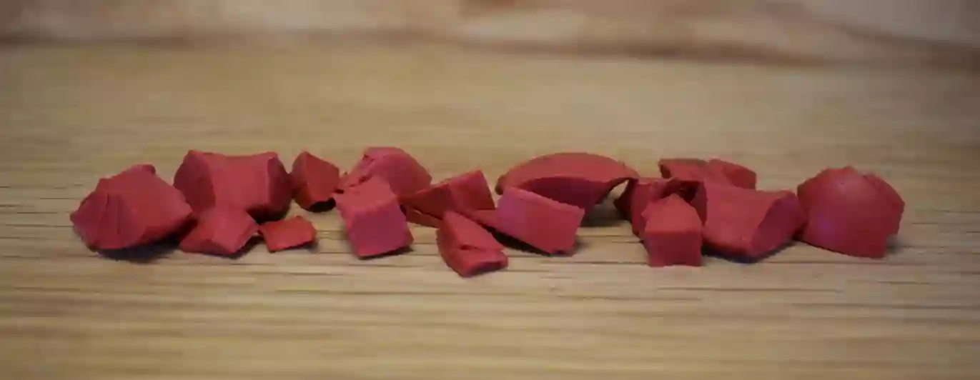 Små bitar av röd kong som används vid specialsök.
