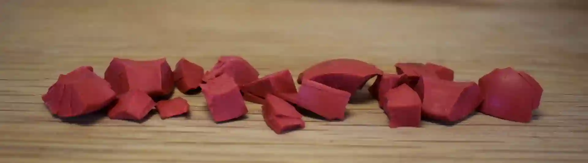 Små bitar av röd kong som används vid specialsök.