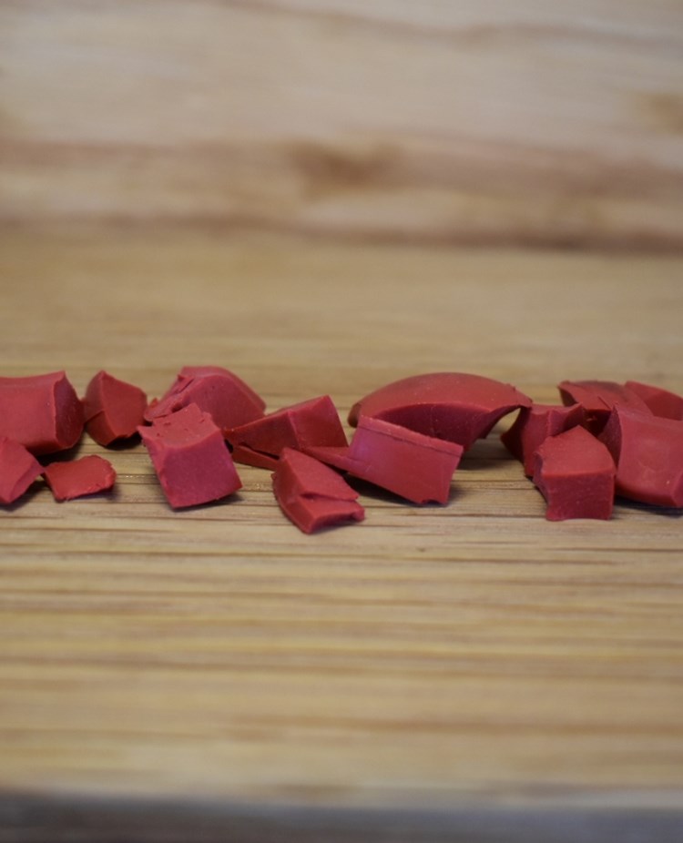 Små bitar av röd kong som används vid specialsök.