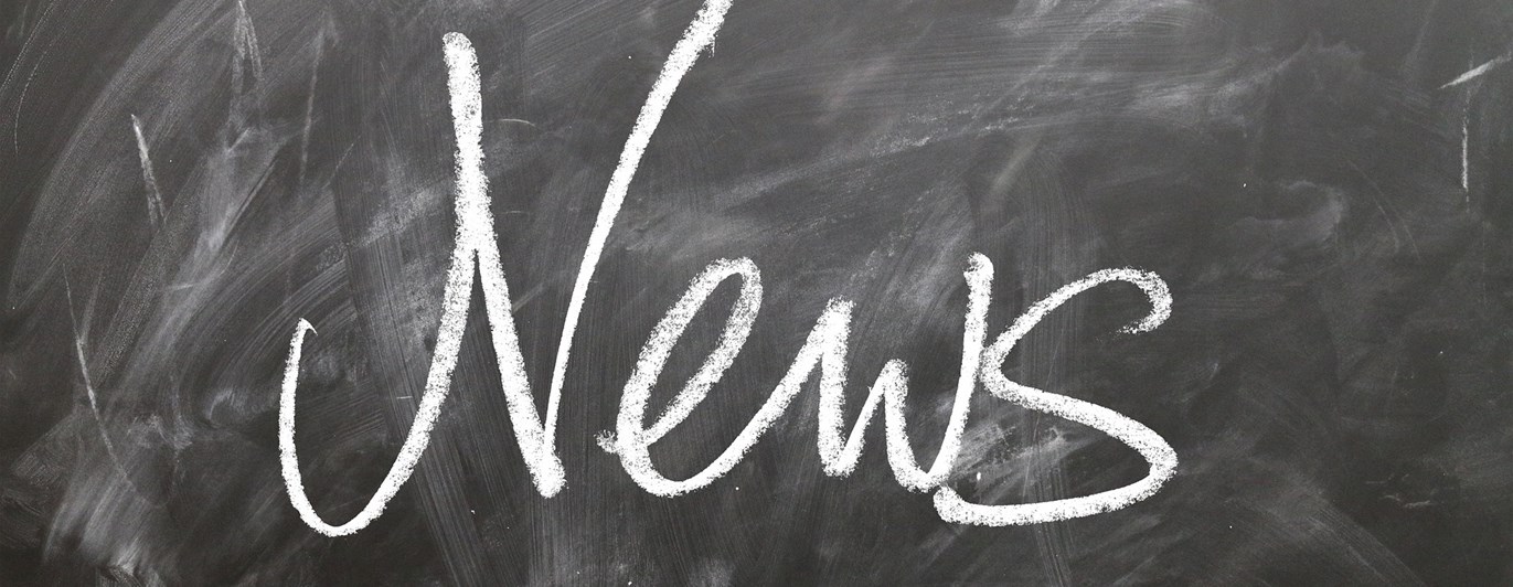 Svart tavla med texten News
