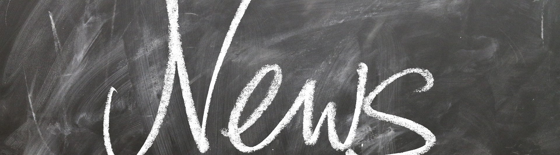 Svart tavla med texten News