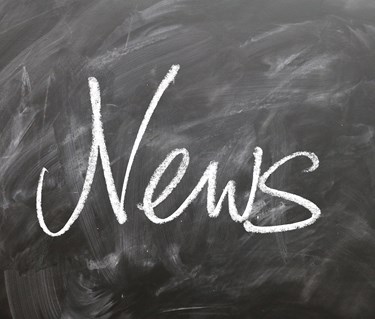 Svart tavla med texten News