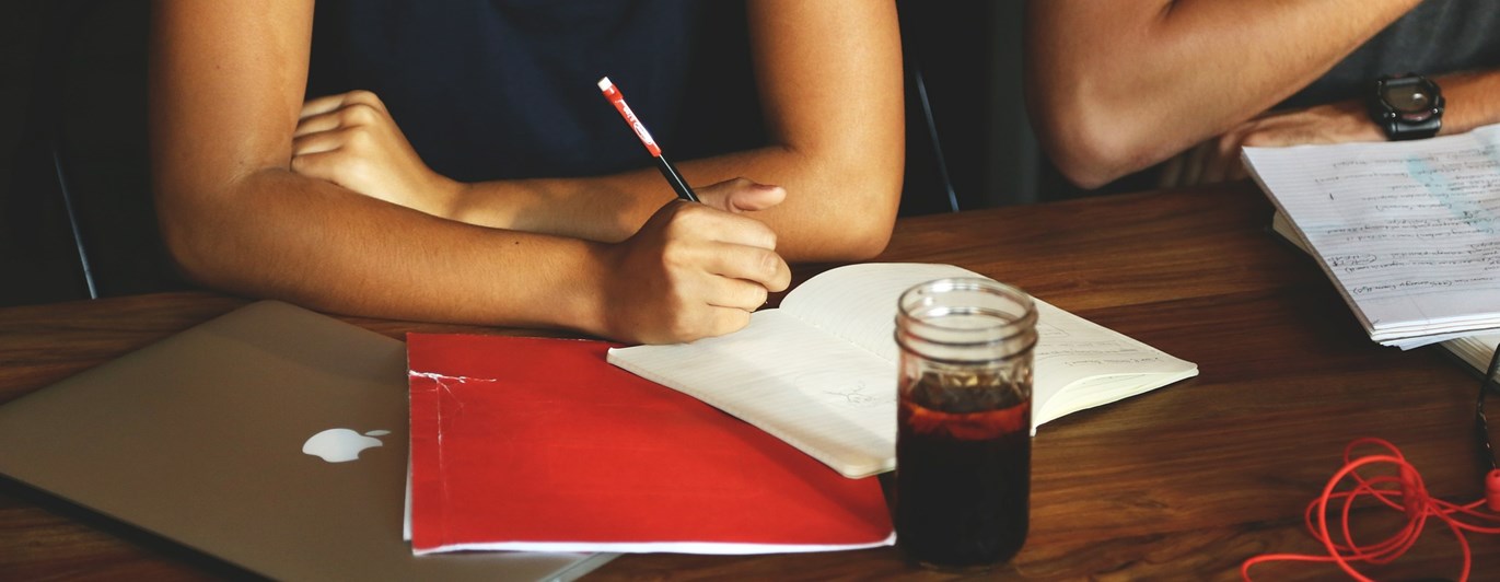 Person som sitter i möte och skriver