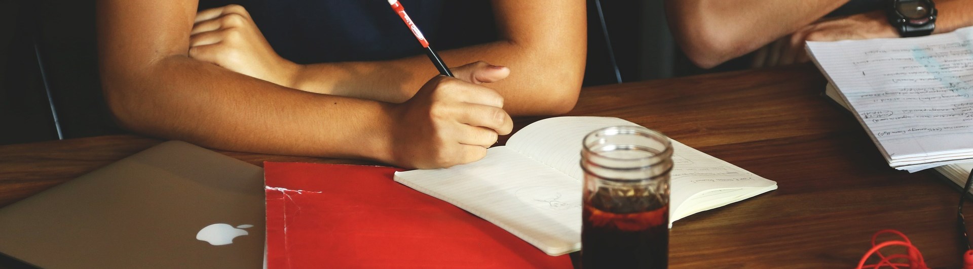 Person som sitter i möte och skriver