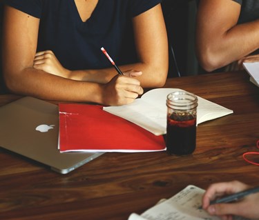 Person som sitter i möte och skriver