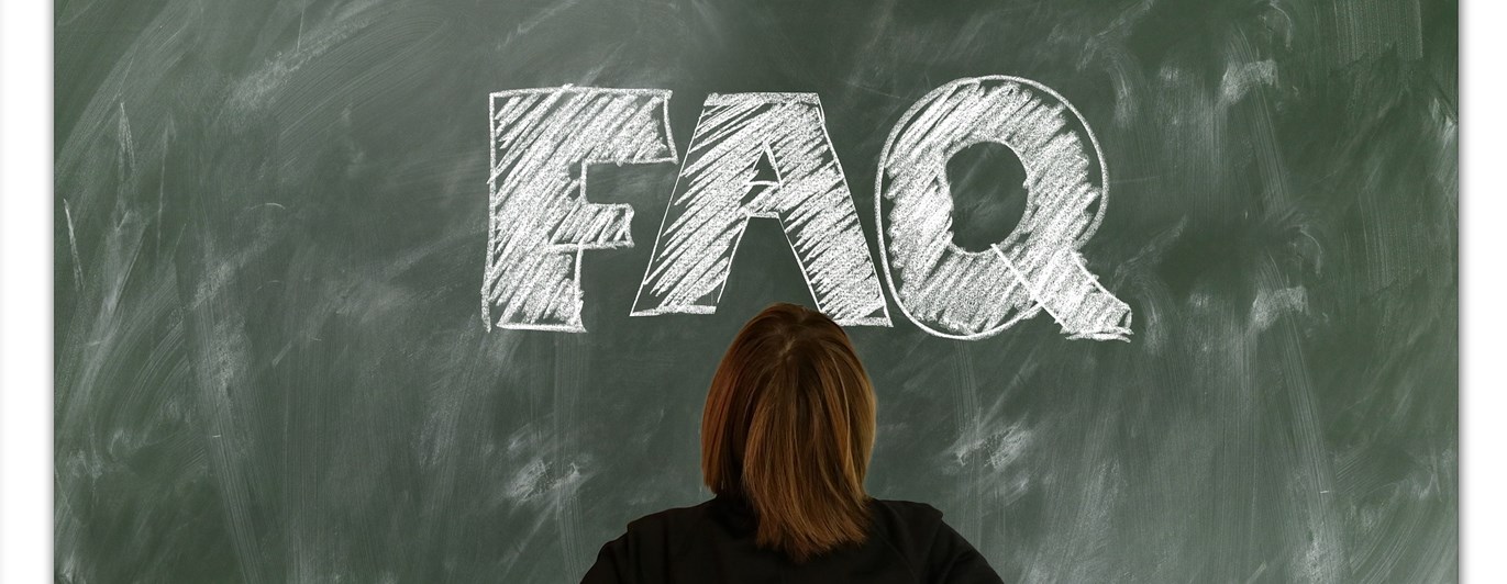 Bild som visar FAQ skrivet på griffeltavla.