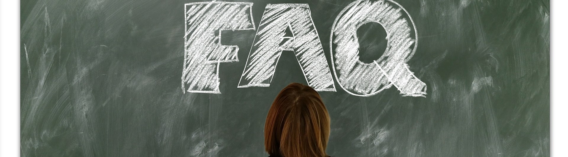 Bild som visar FAQ skrivet på griffeltavla.