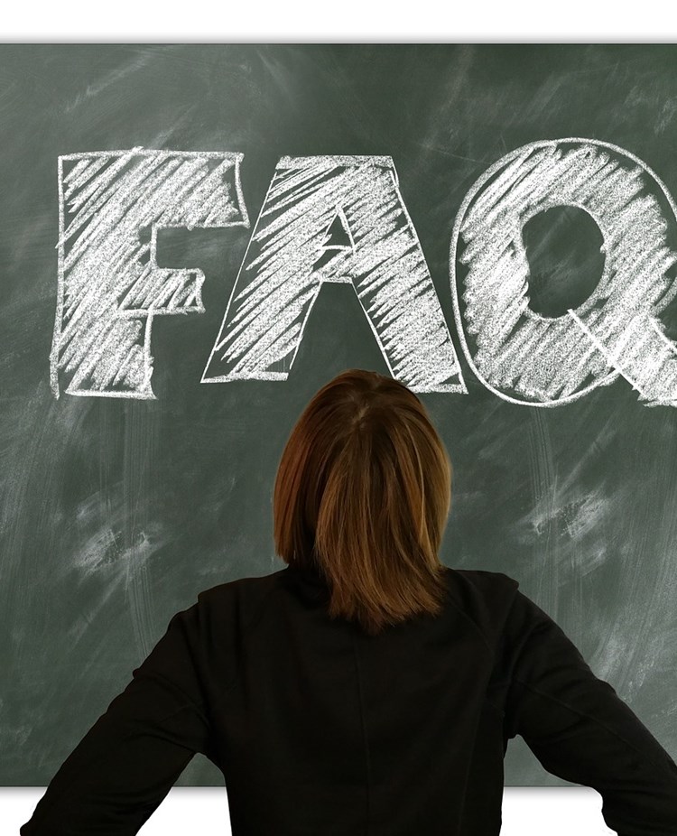 Bild som visar FAQ skrivet på griffeltavla.