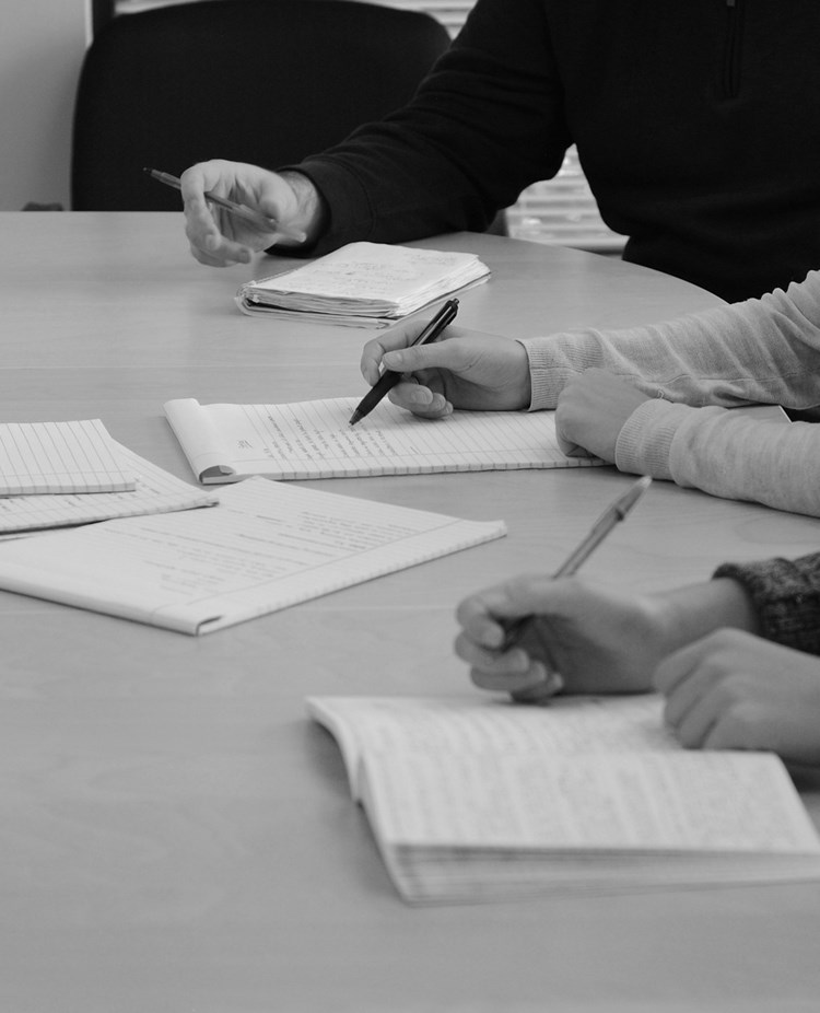 Bild på mötesdeltagare som skriver.