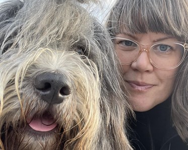 Instruktör Nina Linder med sin hund.