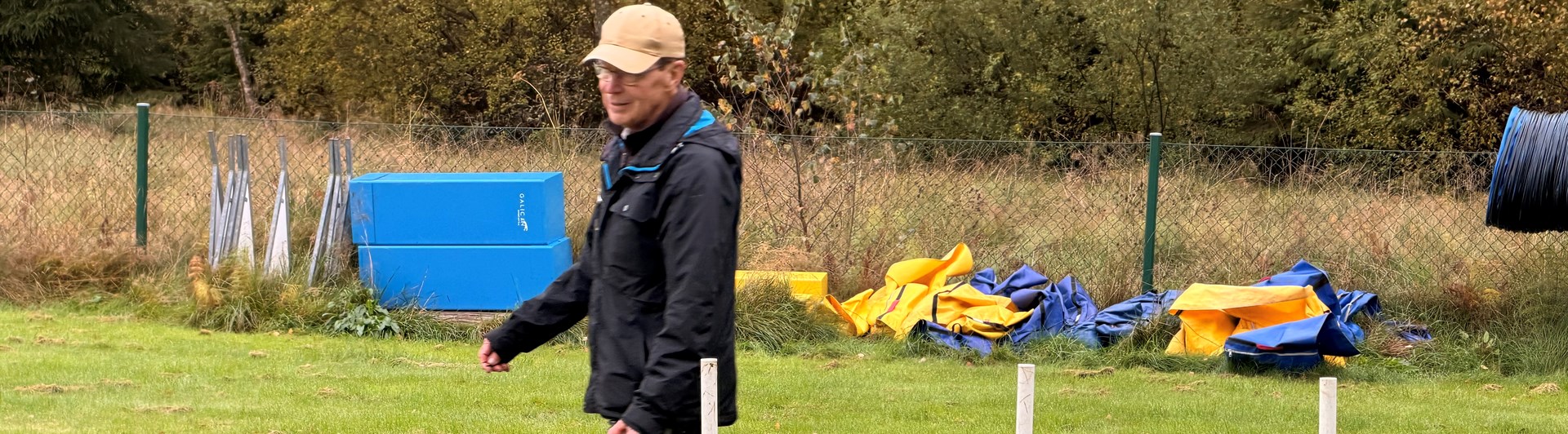 En hund med förare går slalom i Agility