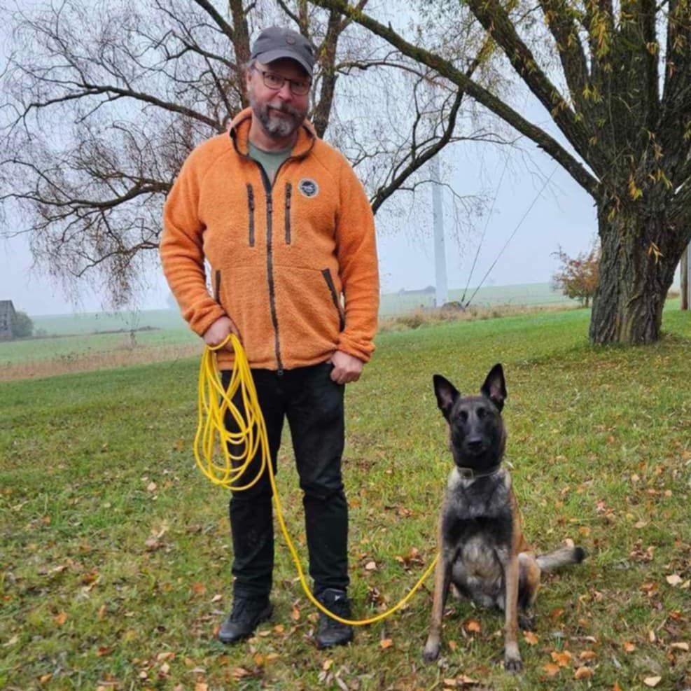 Joakim står bredvid sin malle Nikki.