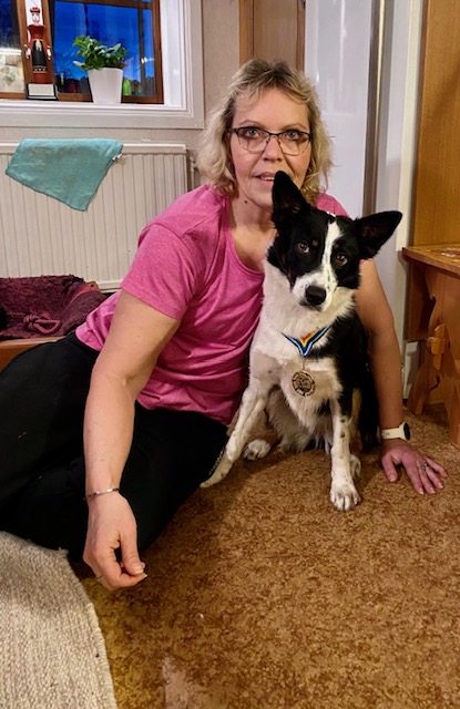 Bordercollie sitter  soffan tillsammans med sin matte