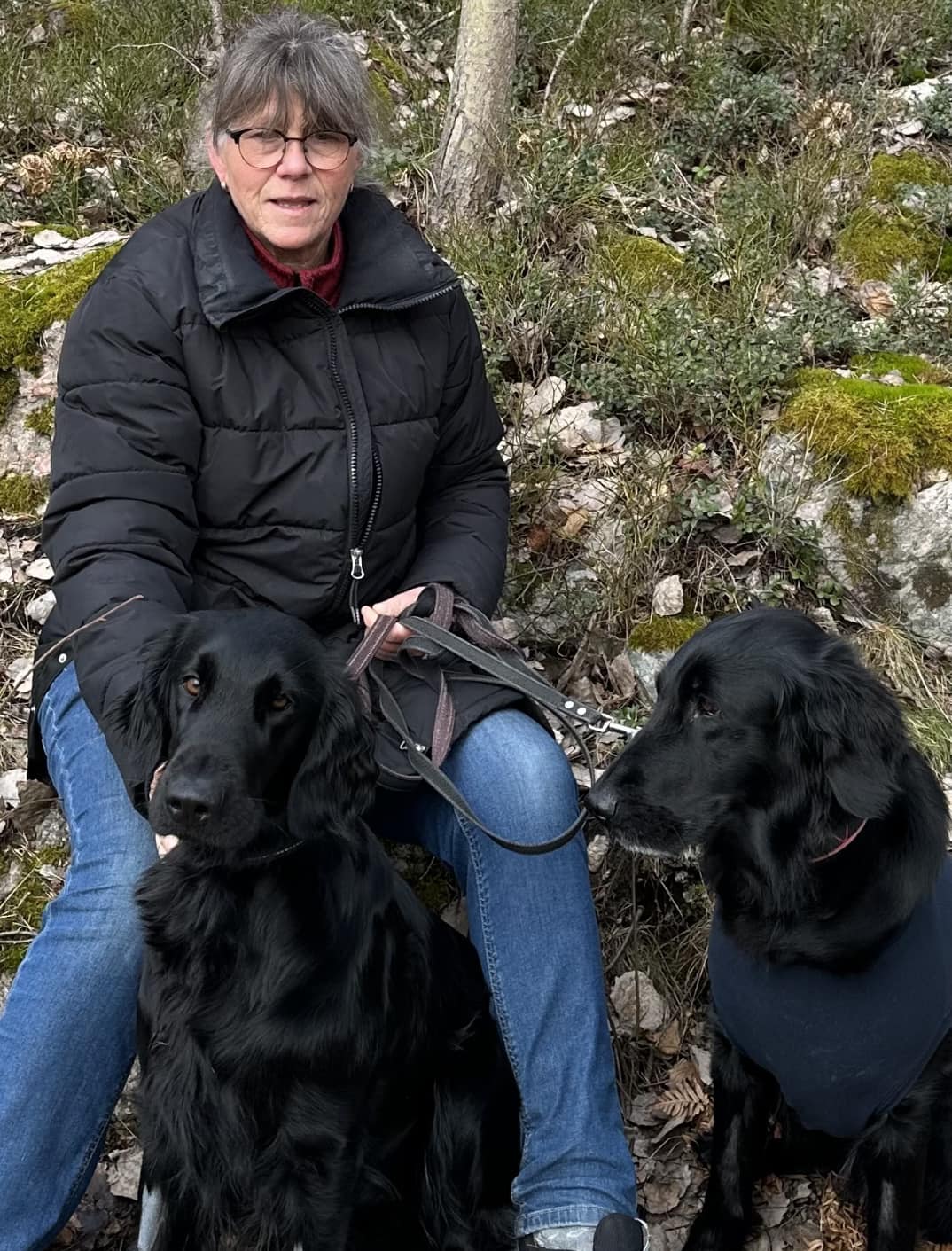 Birgitta med två flatcoated retrievers