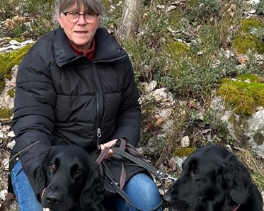 Birgitta med två flatcoated retrievers