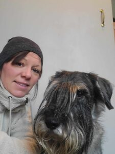 Ledamot Josefine med hund