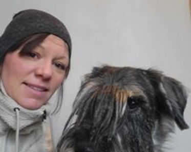 Ledamot Josefine med hund
