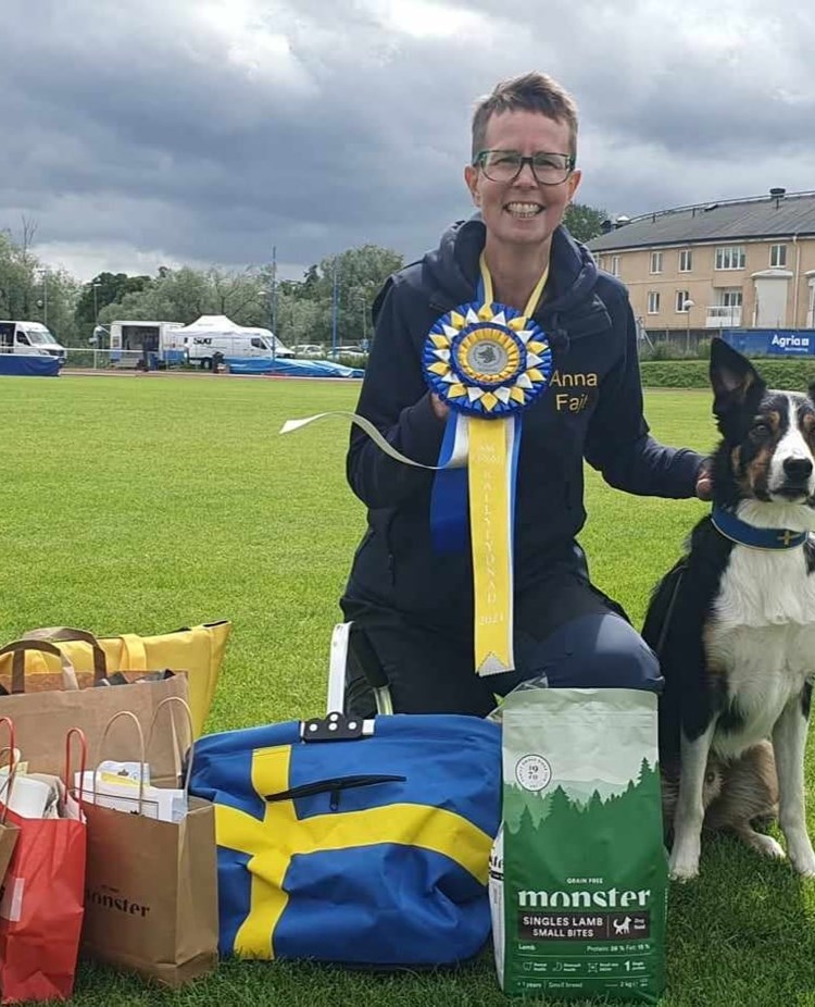Anna Larsson med sin hund Fajt, vinnare av SM rallylydnad 2024