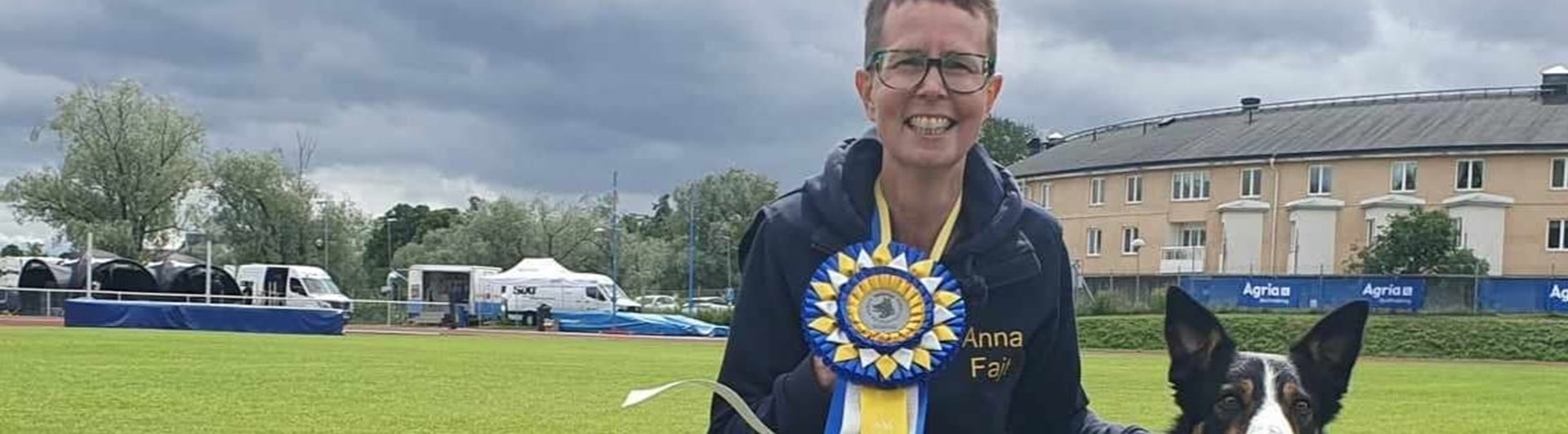 Anna Larsson med sin hund Fajt, vinnare av SM rallylydnad 2024