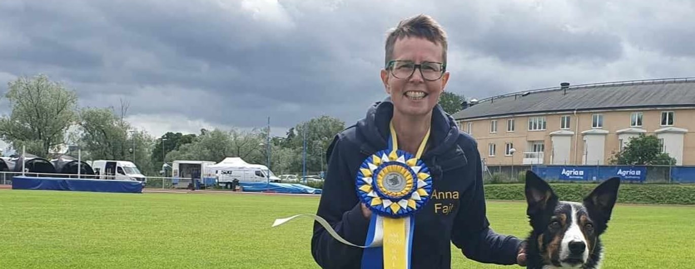 Anna Larsson med sin hund Fajt, vinnare av SM rallylydnad 2024