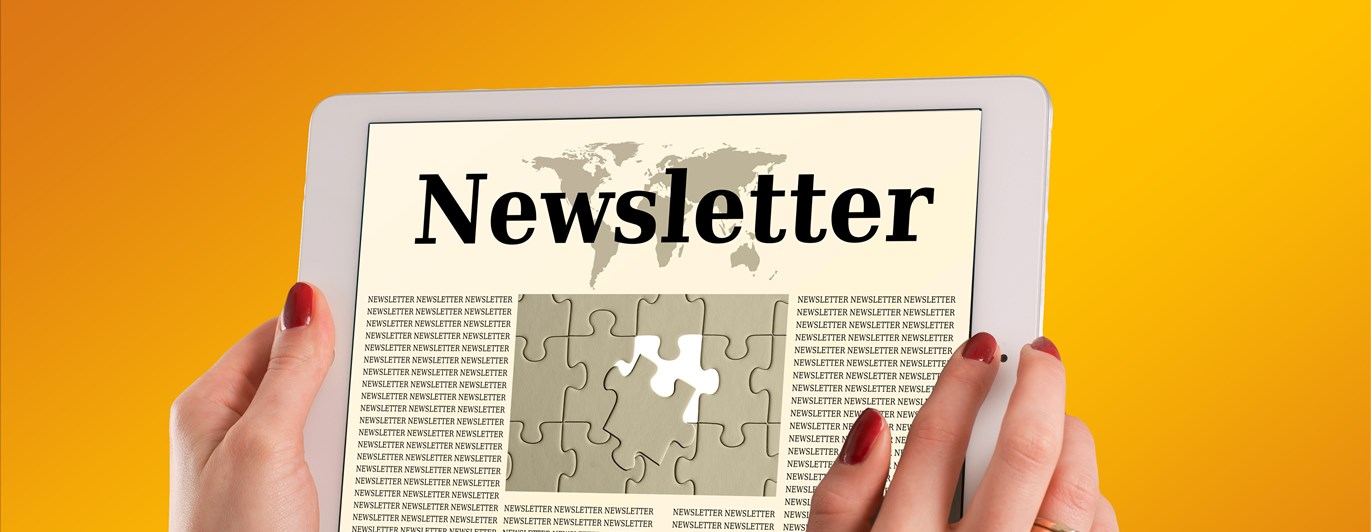 Person som läser nyhetsbrev från padda.