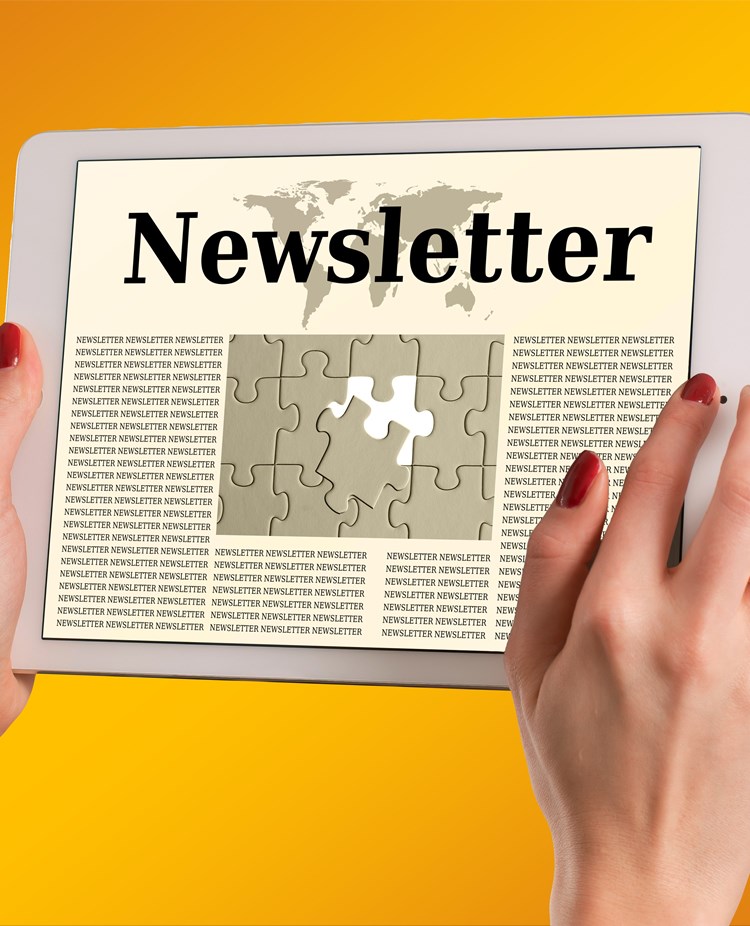 Person som läser nyhetsbrev från padda.