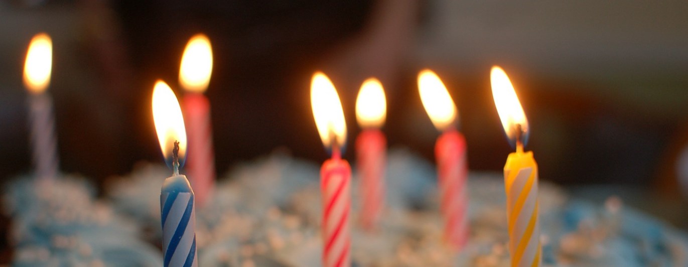 Bakelser med födelsedagsljus.