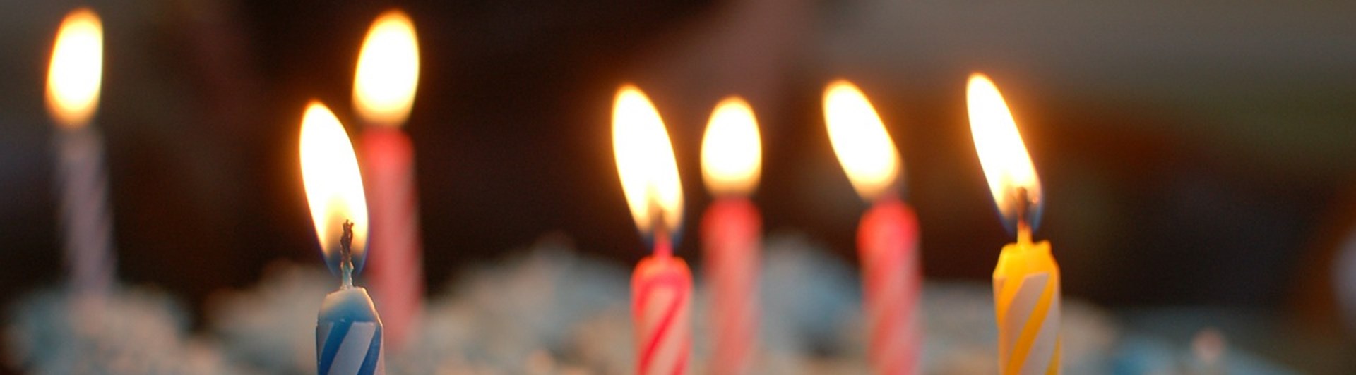 Bakelser med födelsedagsljus.