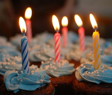 Bakelser med födelsedagsljus.