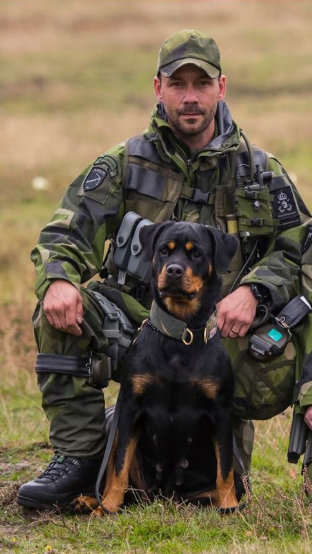 Soldat med rottweiler