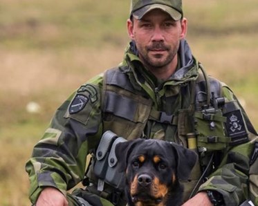 Soldat med rottweiler