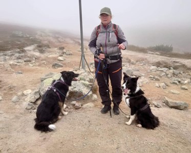 Kicki med hennes två Border Collies på vandring.