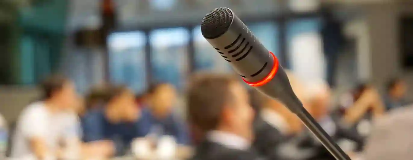 Bild som visar mikrofon i konferensrum.