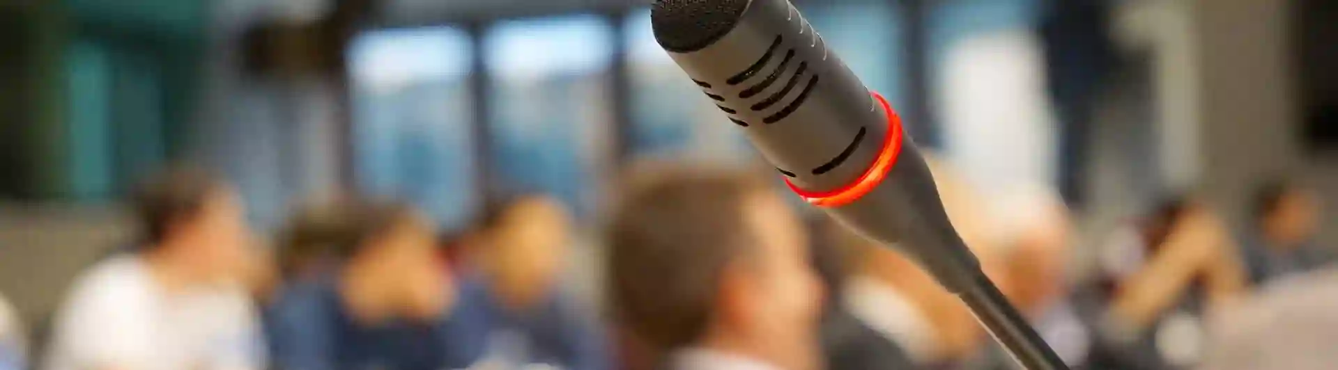 Bild som visar mikrofon i konferensrum.