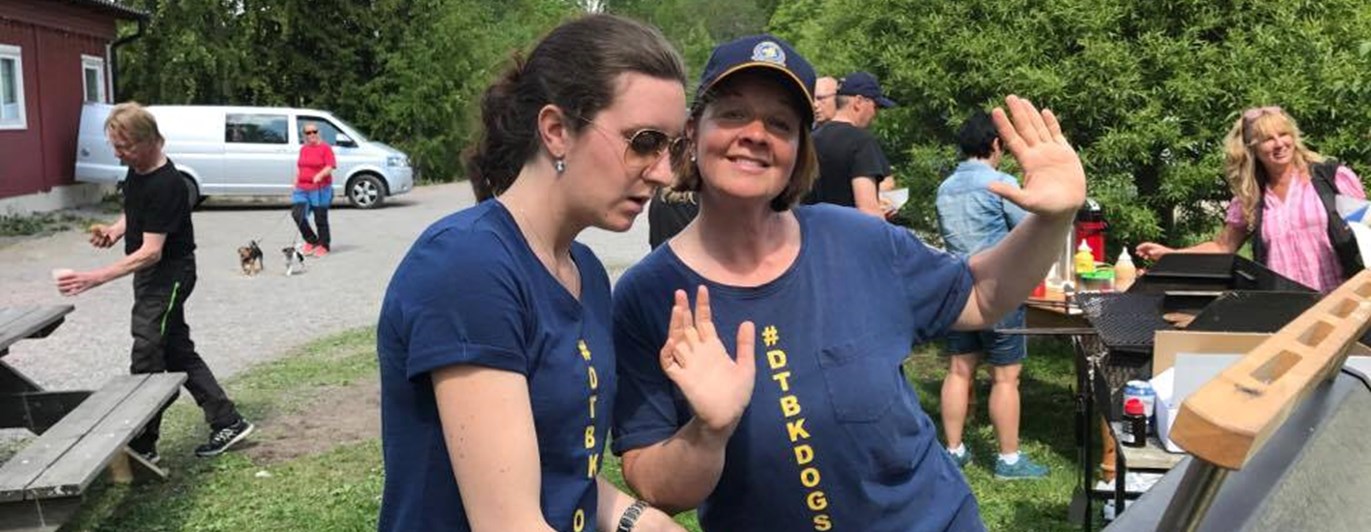 Glada grillare i blå t-shirts med tryck #dtbkdogs jobbar som funktionärer på DTBK.
