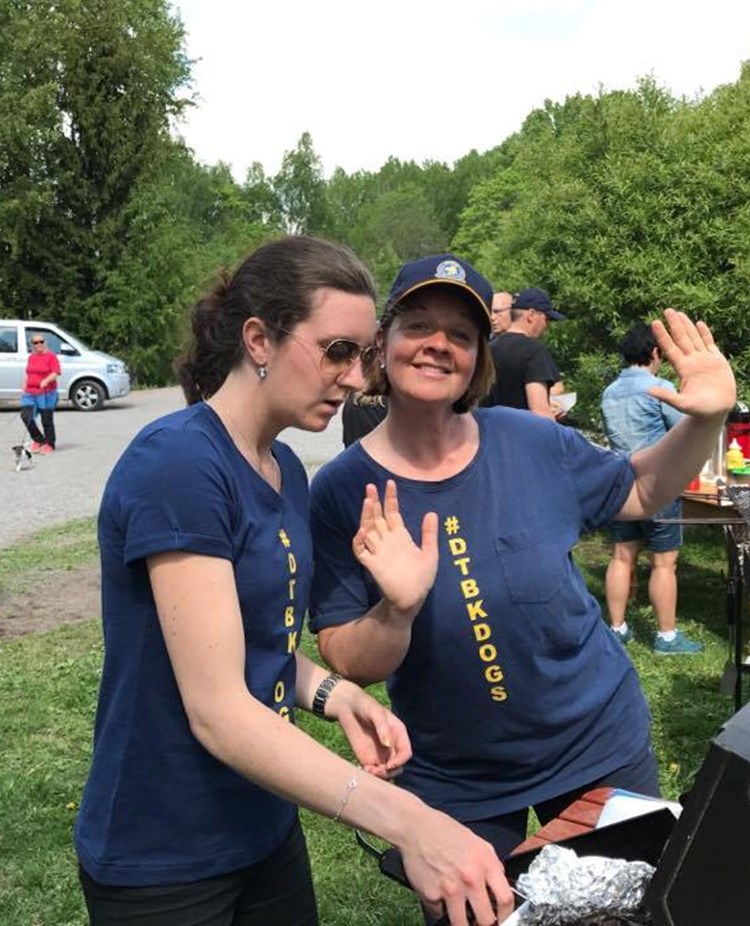 Glada grillare i blå t-shirts med tryck #dtbkdogs jobbar som funktionärer på DTBK.