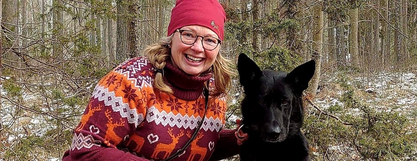 Matte och hund som sitter i skogen