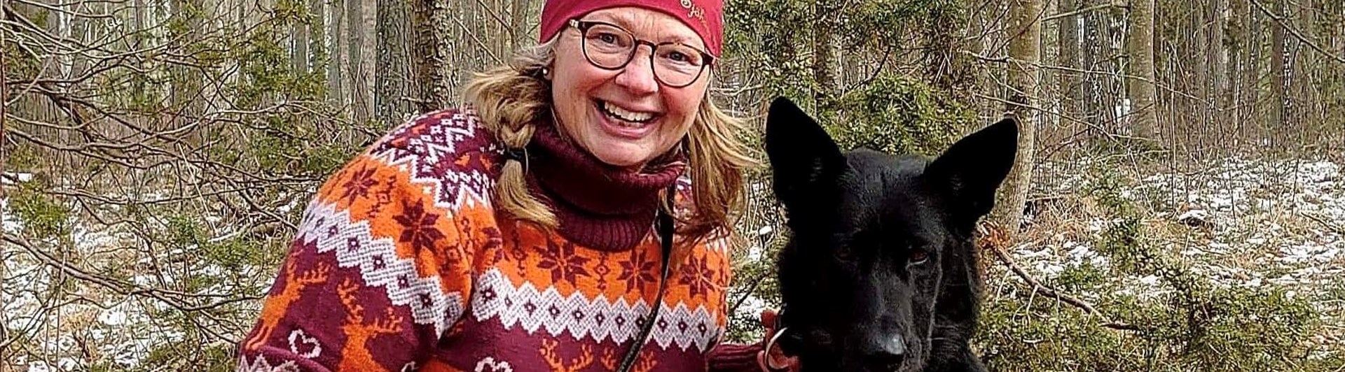 Matte och hund som sitter i skogen