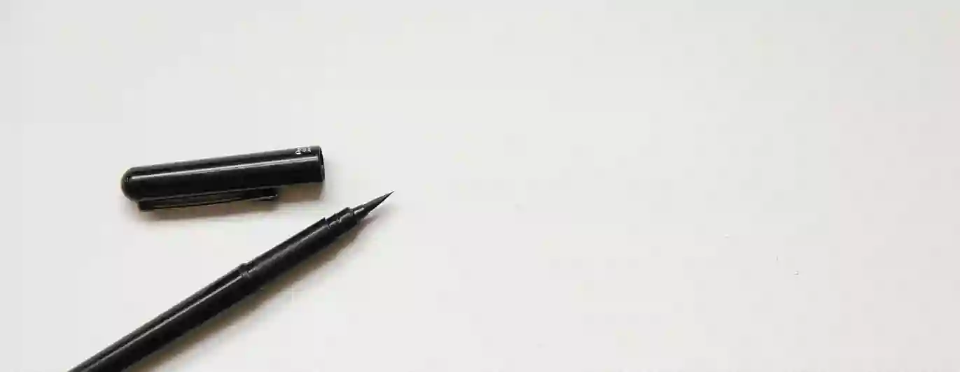 Penna som ligger på ett papper.