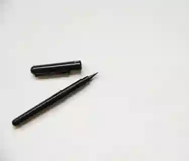 Penna som ligger på ett papper.