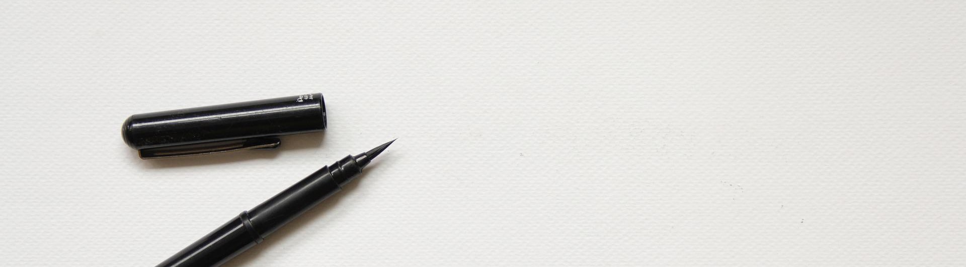 Penna som ligger på ett papper.