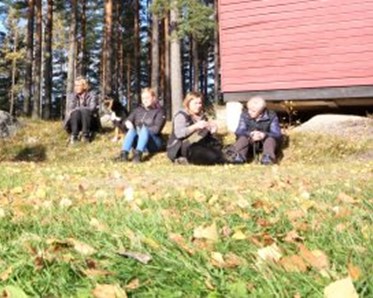 Kursdeltagare vilar i höstsolen