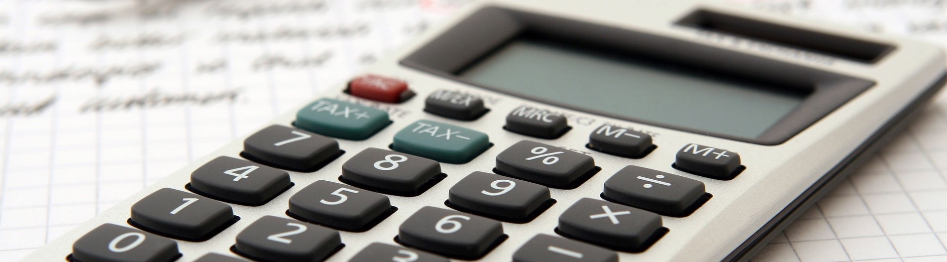 Miniräknare, papper och penna.