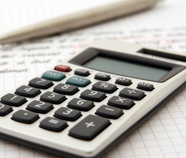 Miniräknare, papper och penna.