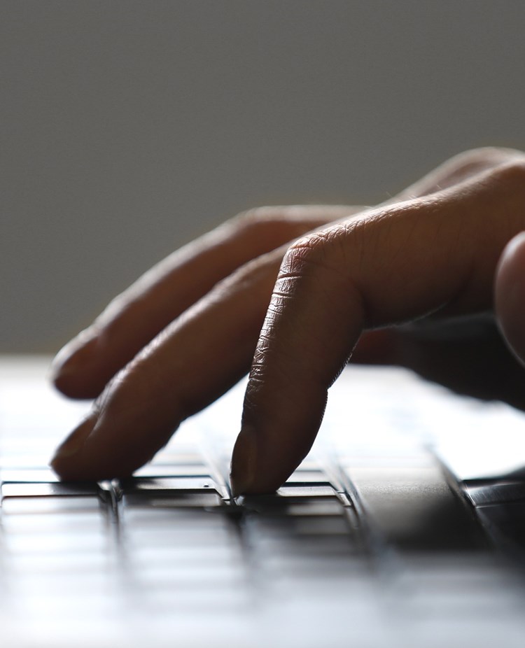 Bild på skrivande hand på tangentbord.