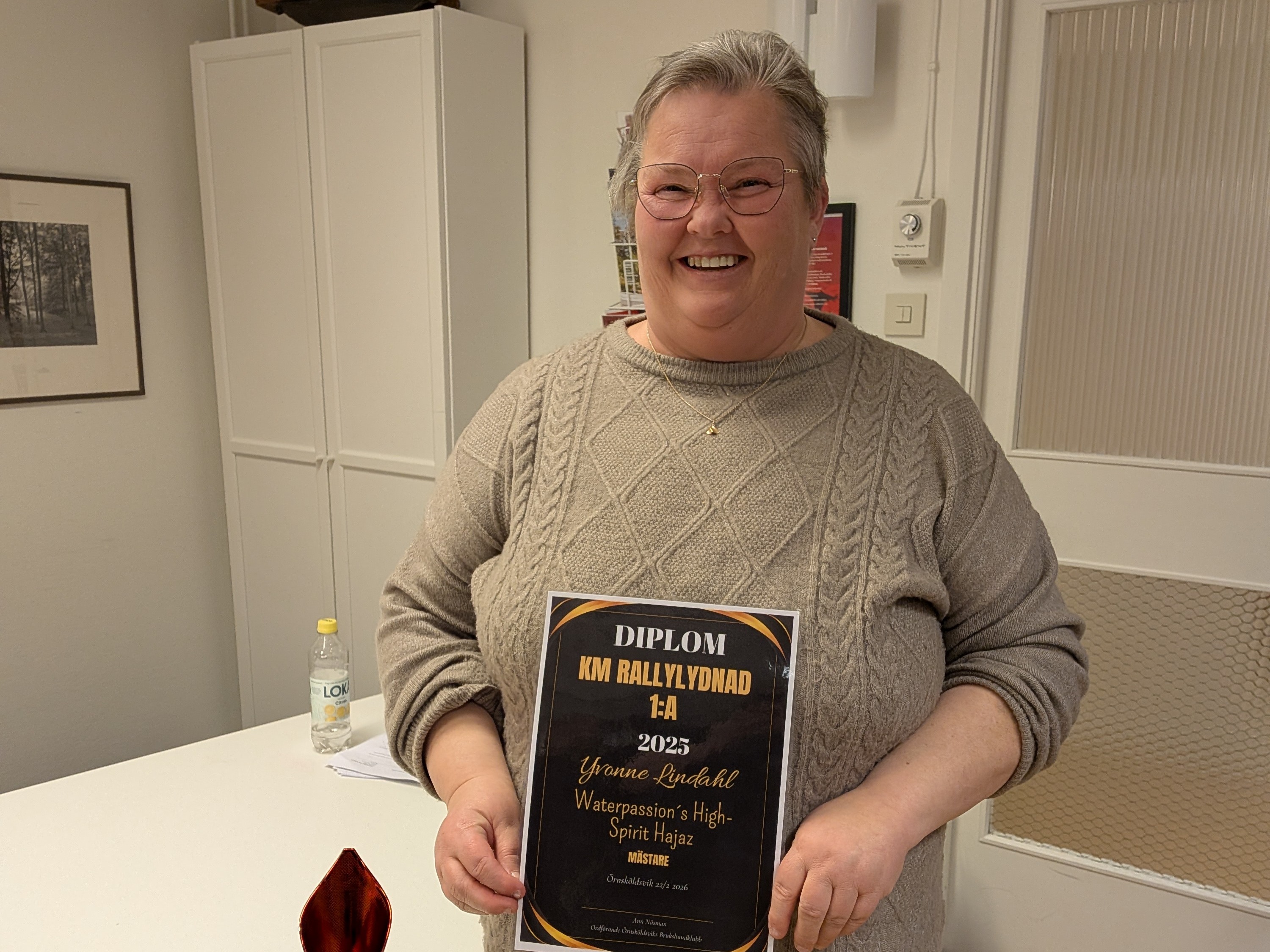 Yvonne håller diplom