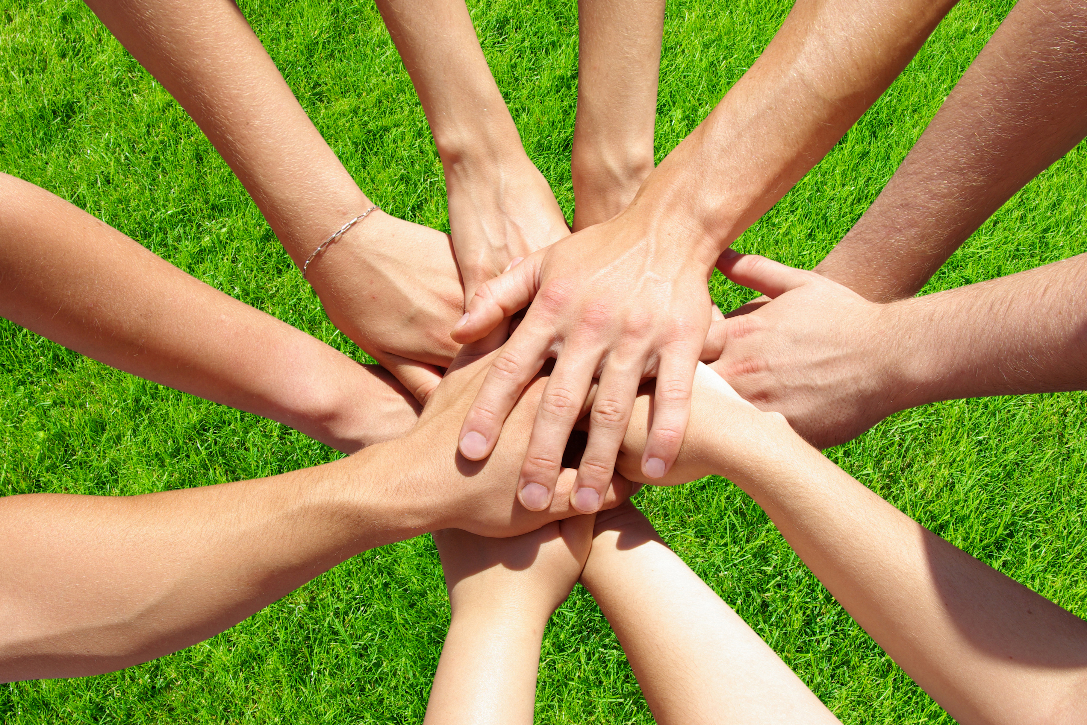 Händer som möts och visar en känsla av gemenskap och samarbete 