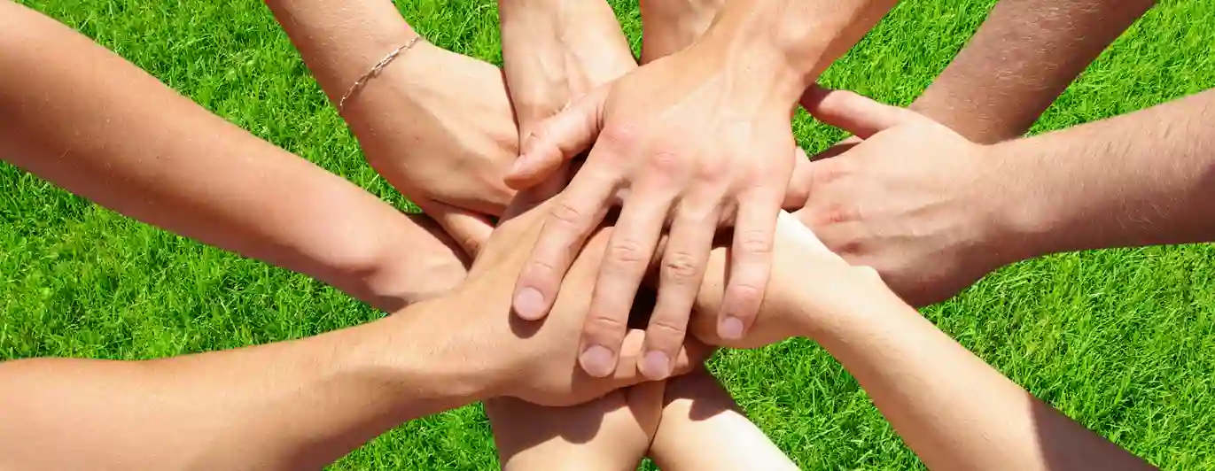 Händer som möts och visar en känsla av gemenskap och samarbete 