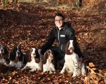 Ida Lindgren tillsammans med 5 hundar